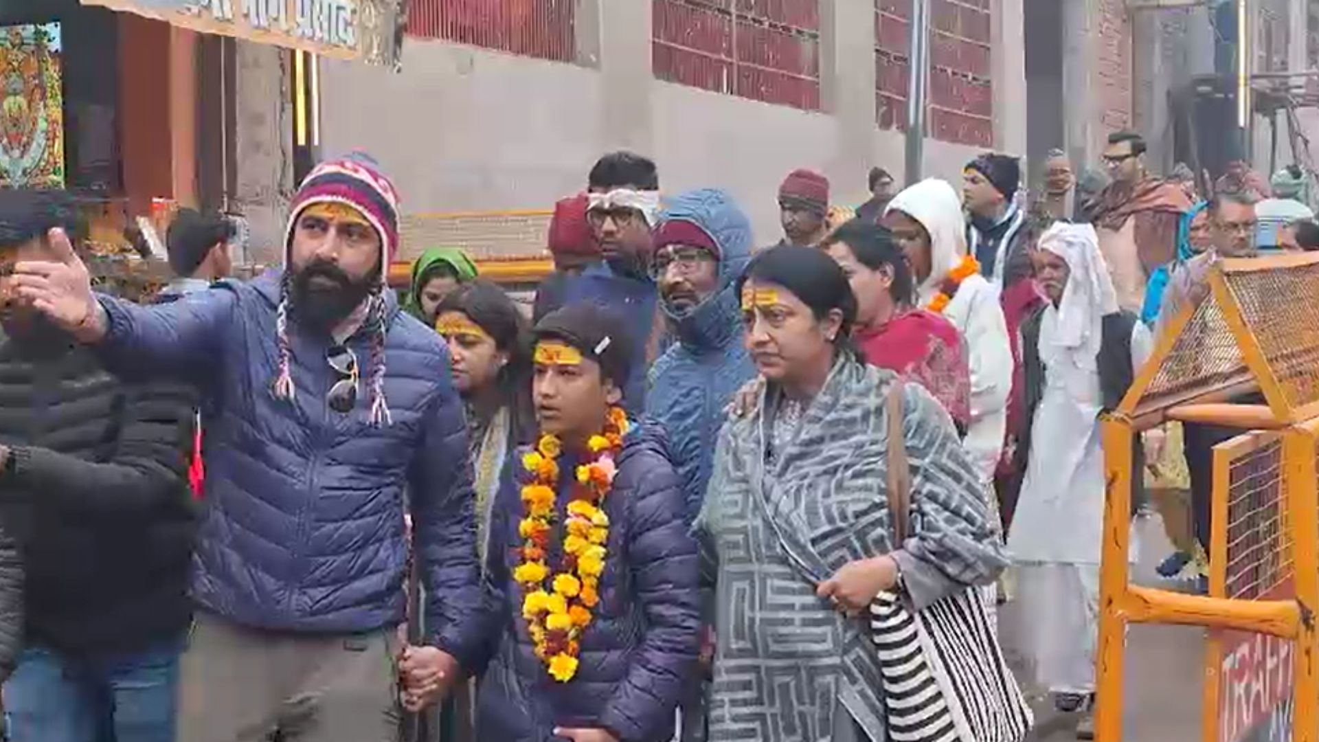 श्रद्धालुओं की संख्या अपेक्षाकृत कम जरूर नजर आती है