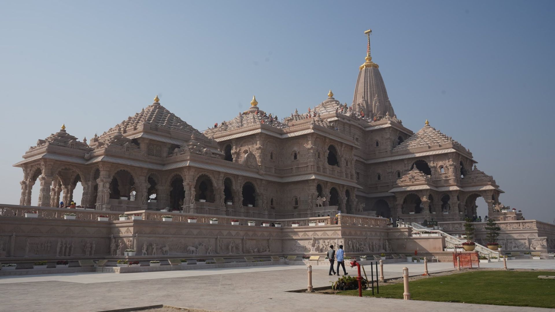 आस्था का प्रवाह थमता नहीं