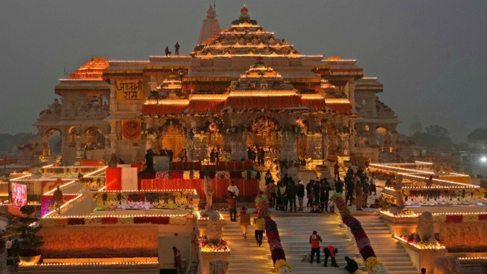 श्रद्धालुओं की आस्था ठंड पर भारी पड़ती साफ नजर आ रही है.