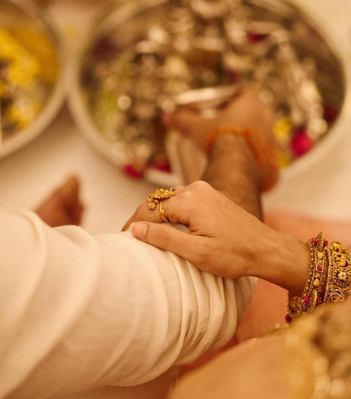  गृह पूजा की सारी रस्में कर करती नजर आ रही हैं