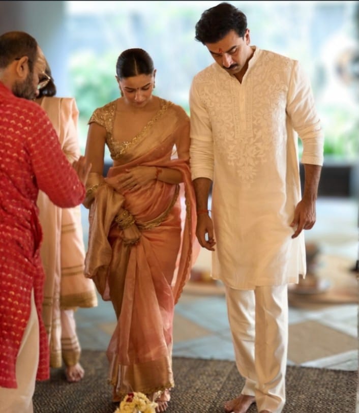 दोनों इस ट्रेडीशनल ड्रेस में बहुत प्यारे लग रहे हैं.