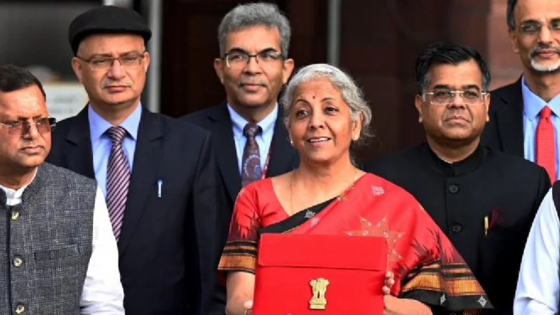 लाल सिल्क साड़ी और टेंपल बॉर्डर . यूनियन बजट 2023