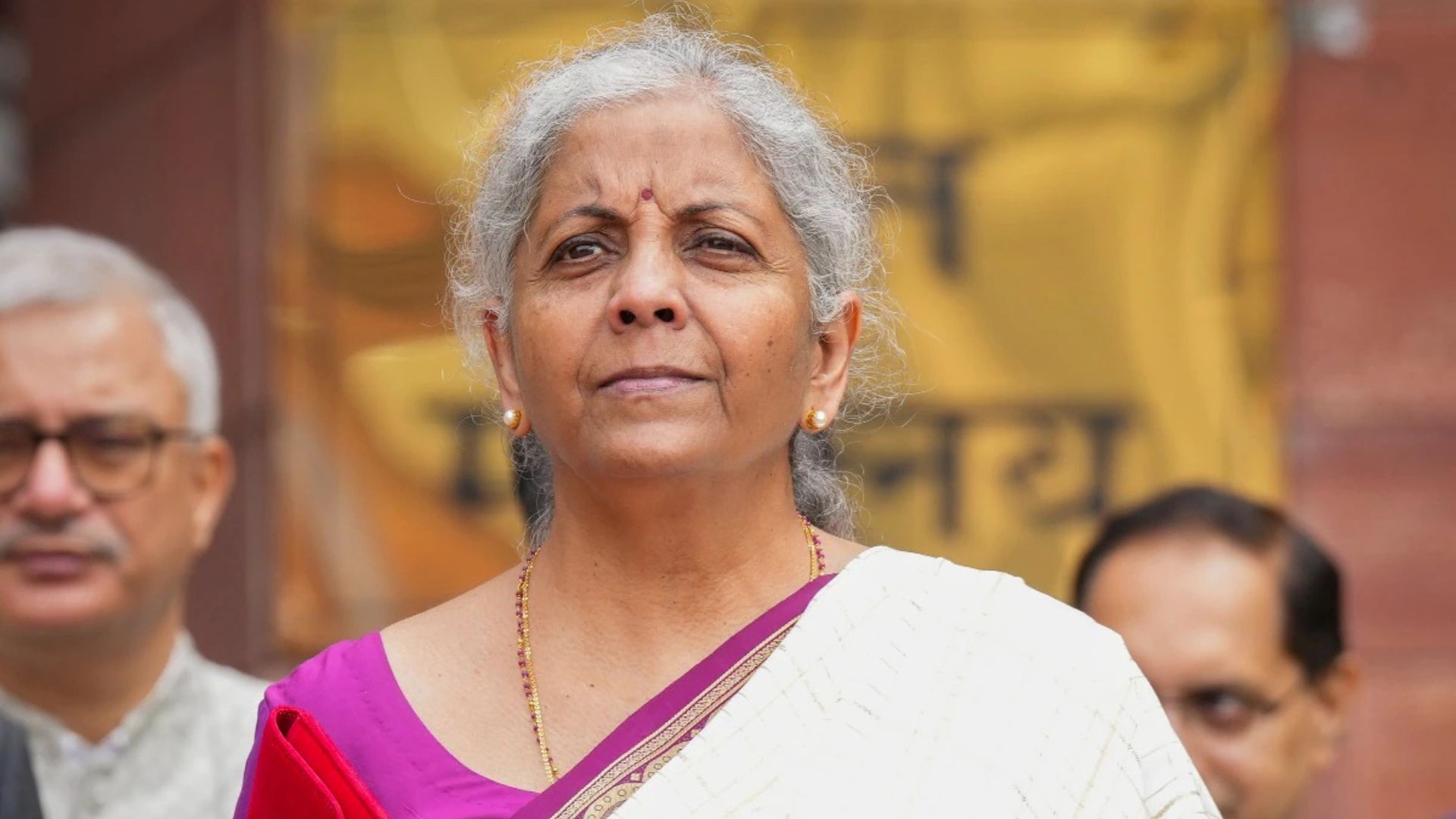 सफेद मंगलागिरी साड़ी . यूनियन बजट 2024