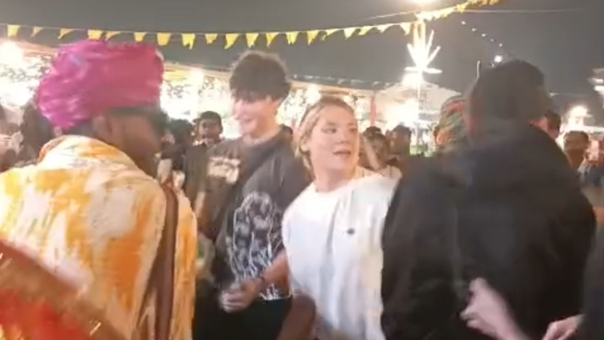 अमेरिकी पर्यटक अपने परिवार के साथ महोत्सव देखने आए हैं