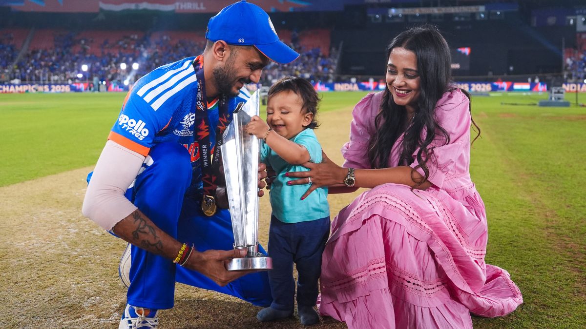 Players celebrate with their families (Photo/PTI)