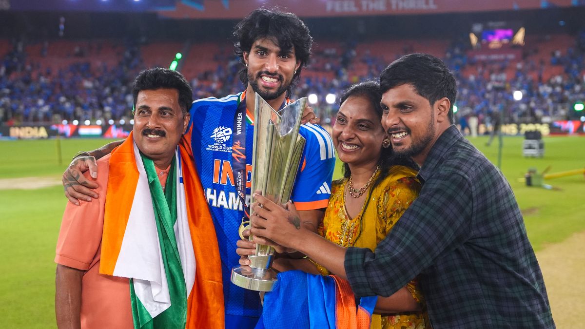 Players celebrate with their families (Photo/PTI)