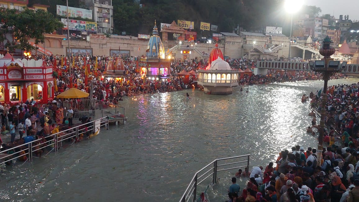 पूरा क्षेत्र 'हर हर गंगे' और भक्ति के जयकारों से गूंज उठा