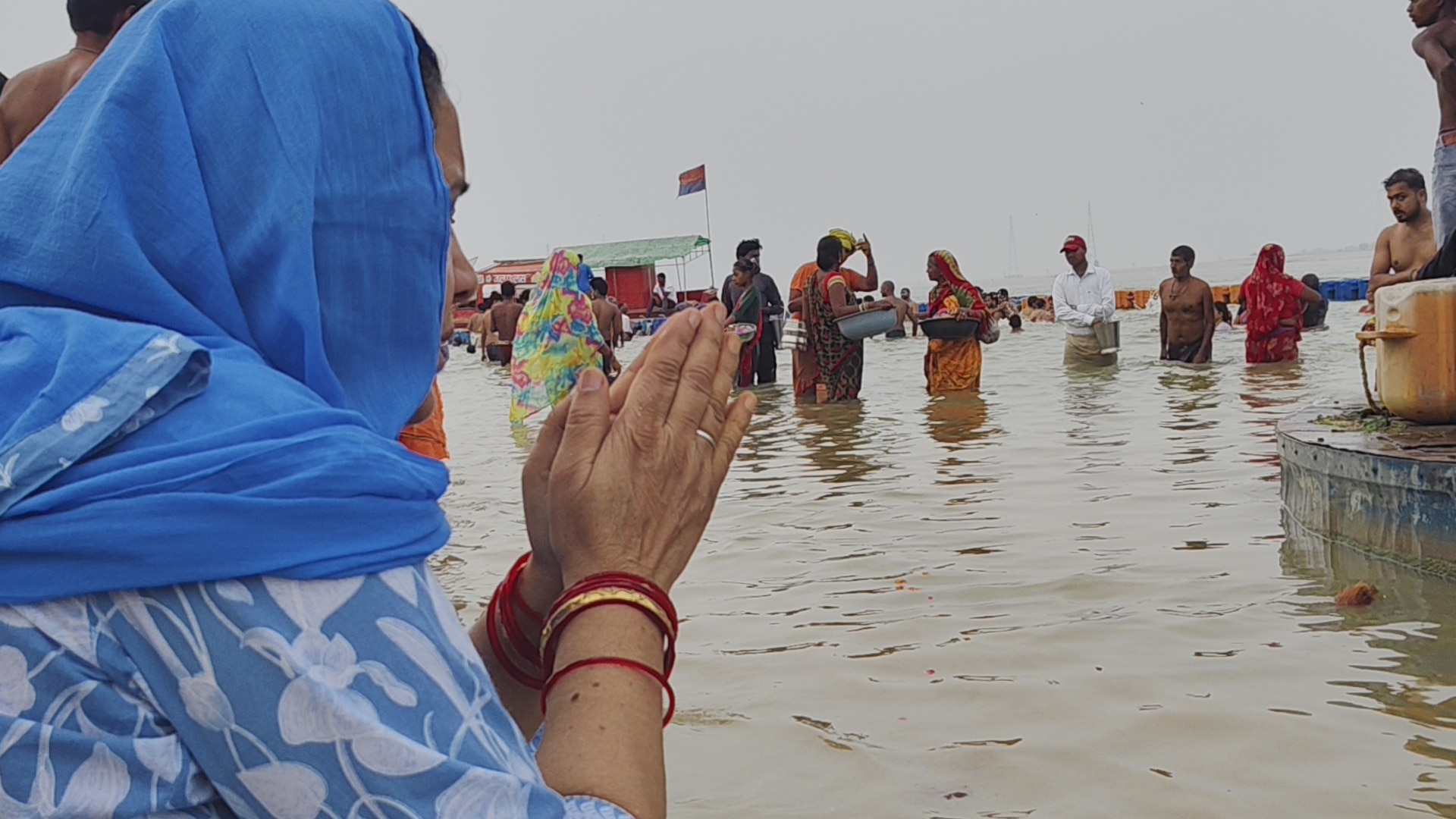 परिवार की सुख-शांति के लिए मांगी प्रार्थना