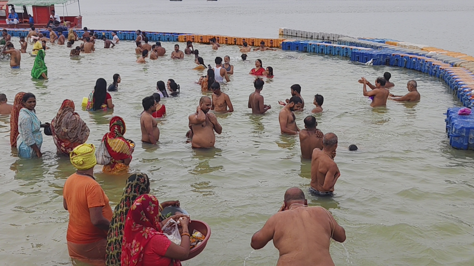 सुबह से संगम तट पर उमड़ी श्रद्धालुओं की भीड़