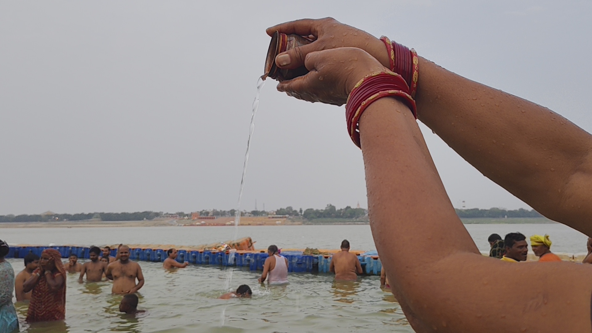 दान-पुण्य और पितृ तर्पण का चला सिलसिला