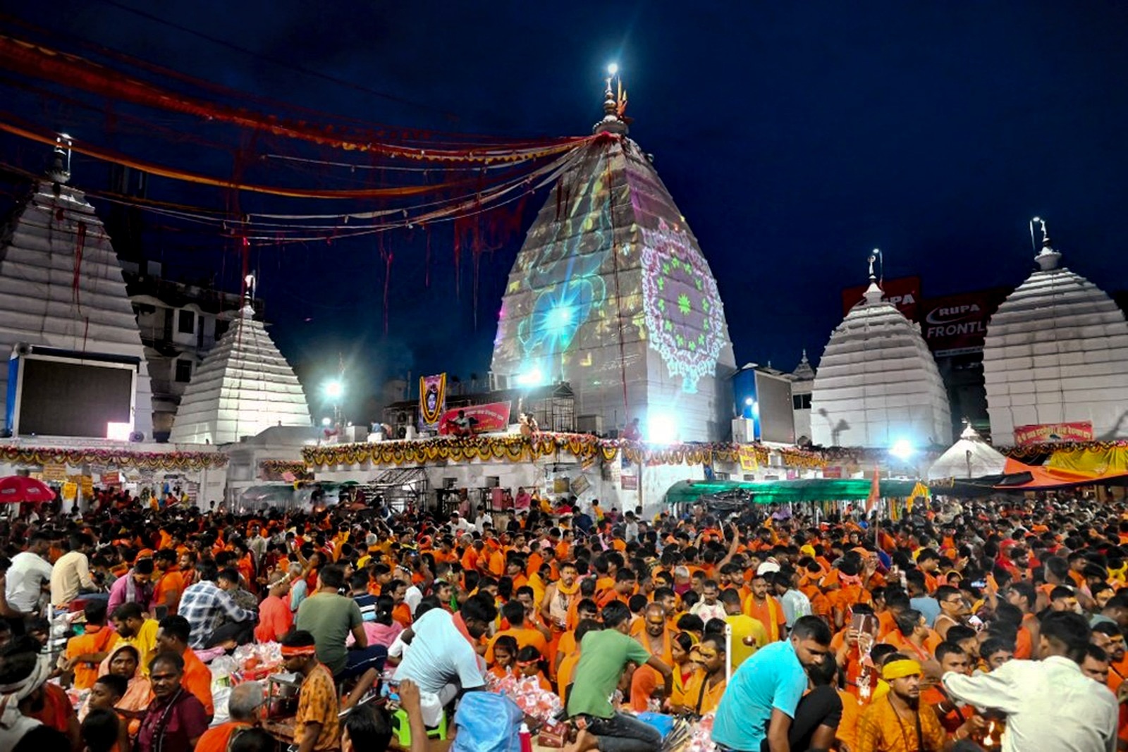  झारखंड के देवघर स्थित बाबा वैद्यनाथ धाम शिवभक्तों से गुलजार