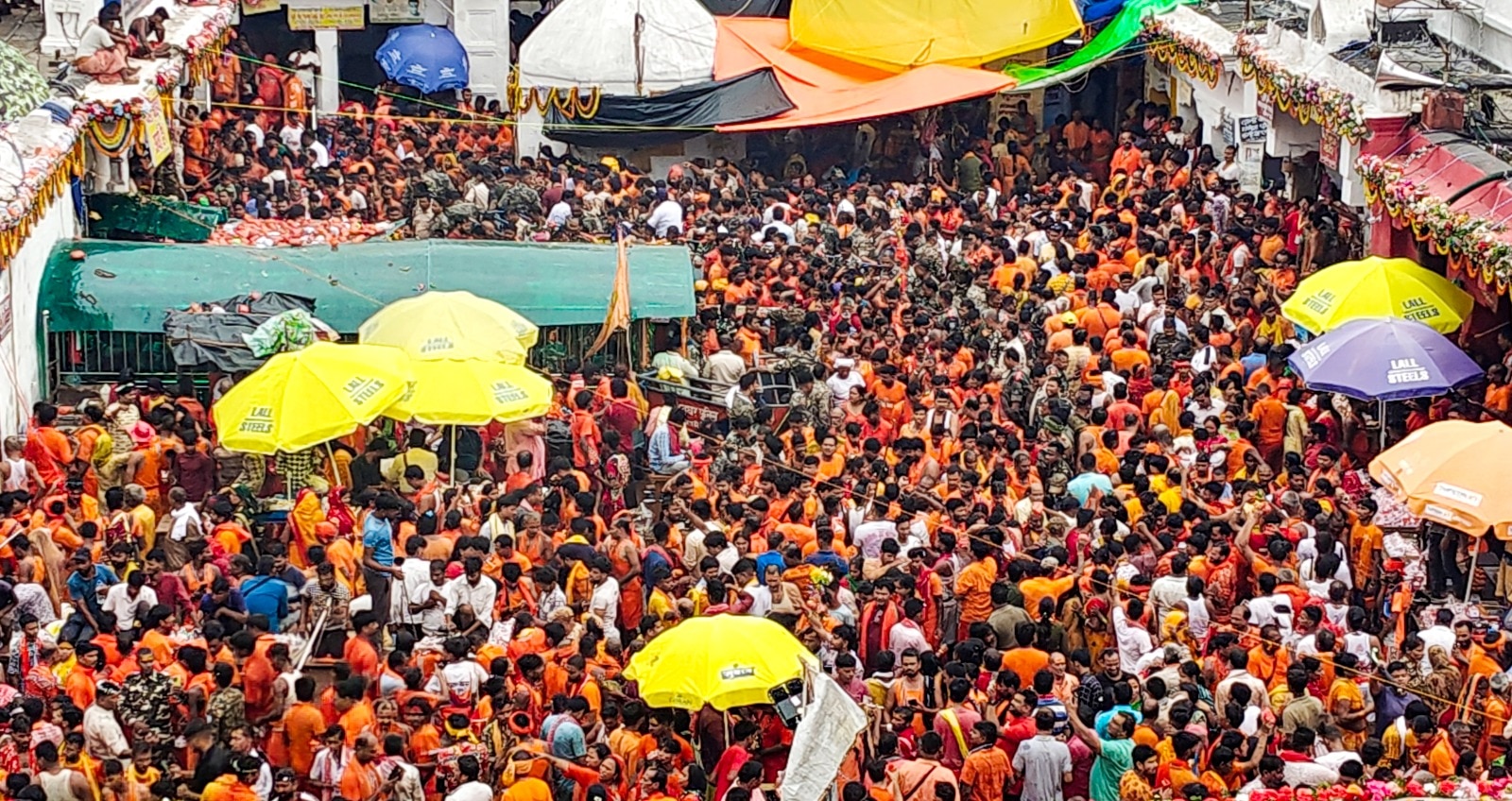 कांवड़ियों की सेवा में जुटे रहते हैं लोग