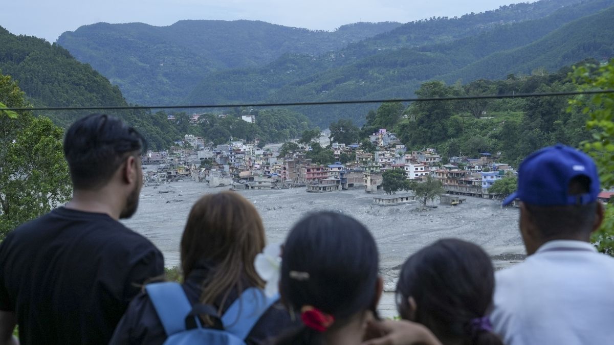 पानी-मलबे के बीच बैंक तक पहुंचना भी मुश्किल था