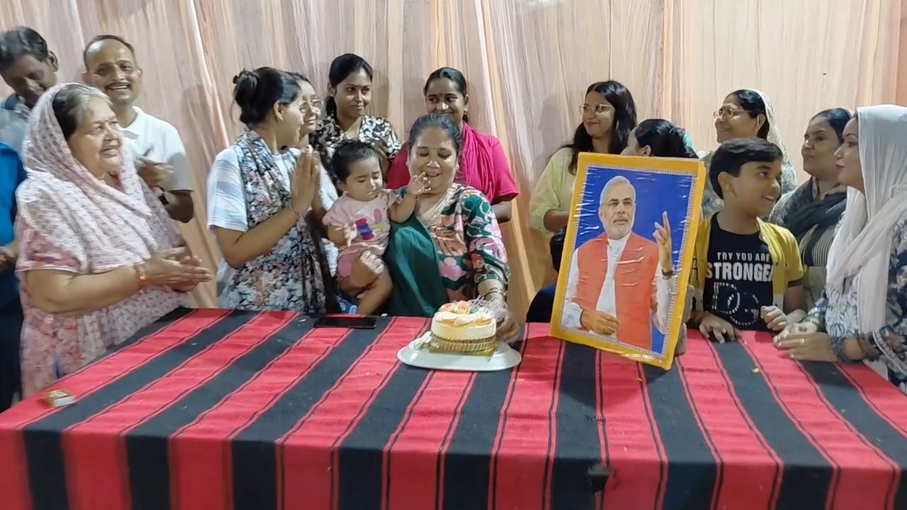 6वें जन्मदिन के मौके पर झांसी में महिलाओं ने रात 12 बजे केक काटकर जश्न मनाया