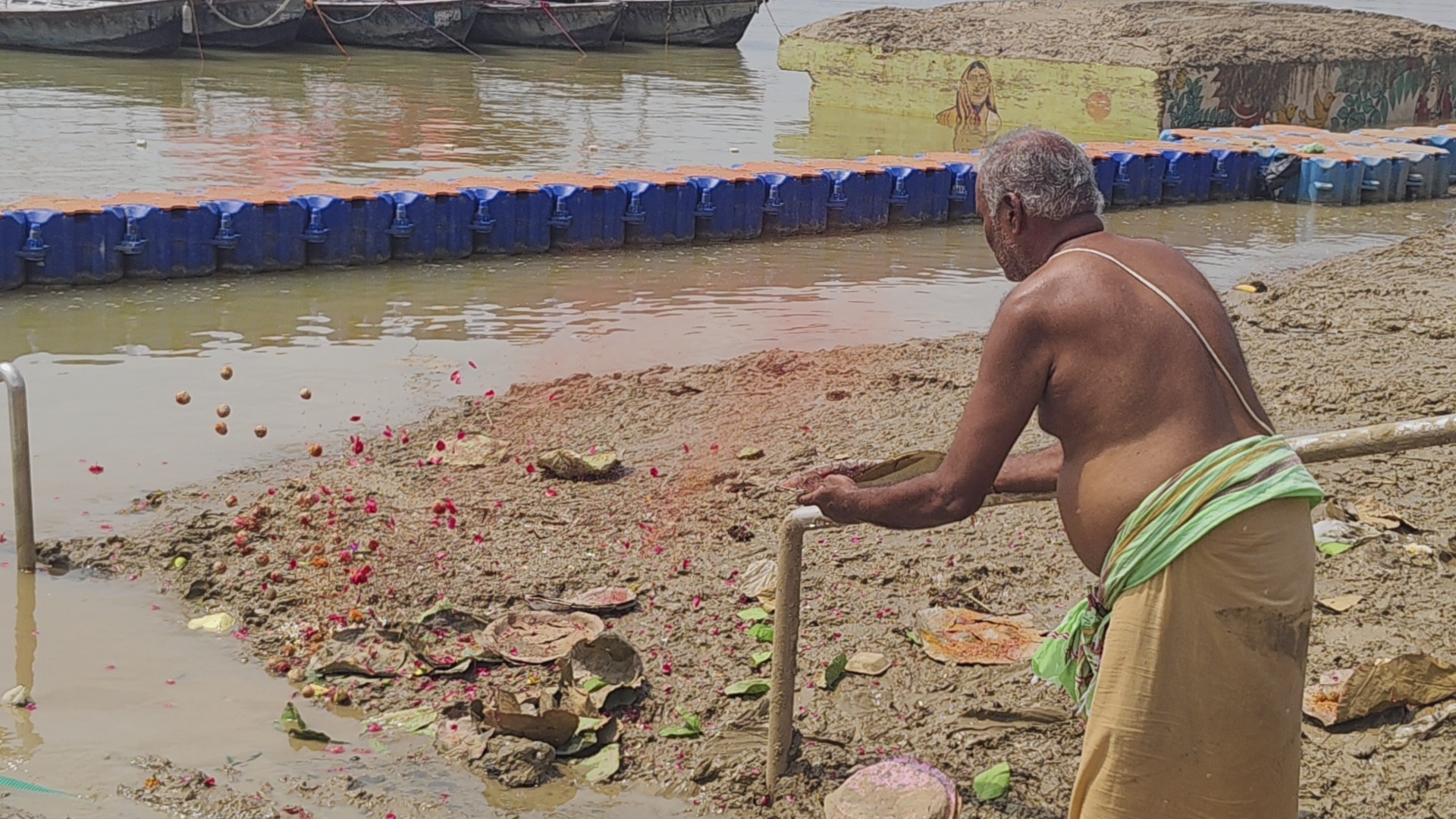 देशभर से प्रयागराज पहुंचते हैं लोग