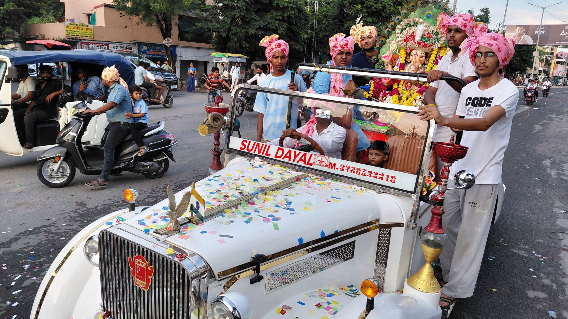 रोल्स-रॉयस में सवार होकर निकले महाराजा गणेश