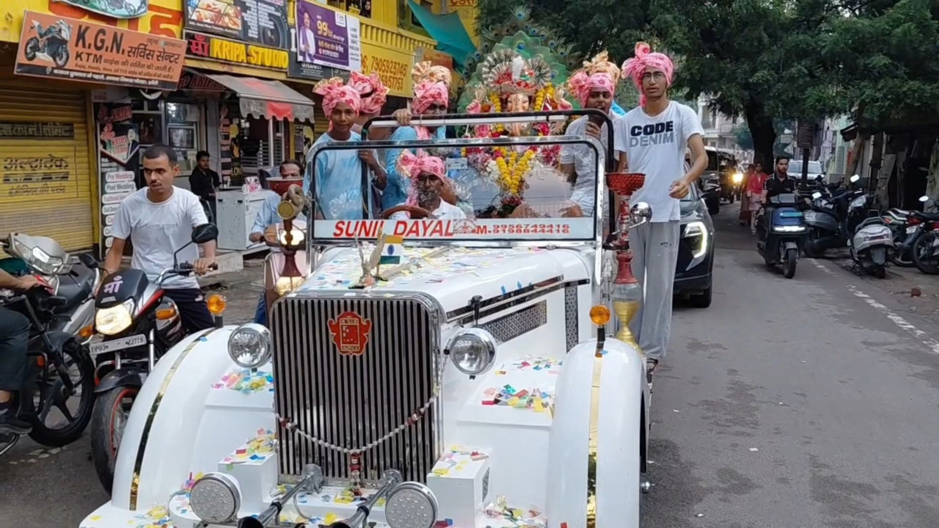 बप्पा के दर्शन को शहरभर से पहुंचे लोग