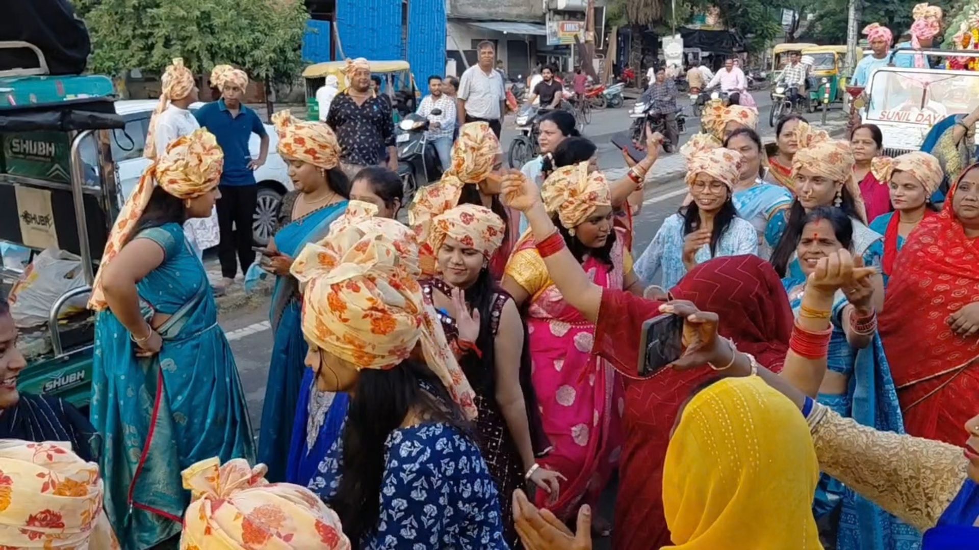 महाराजाओं की पहचान वाली कार में बप्पा