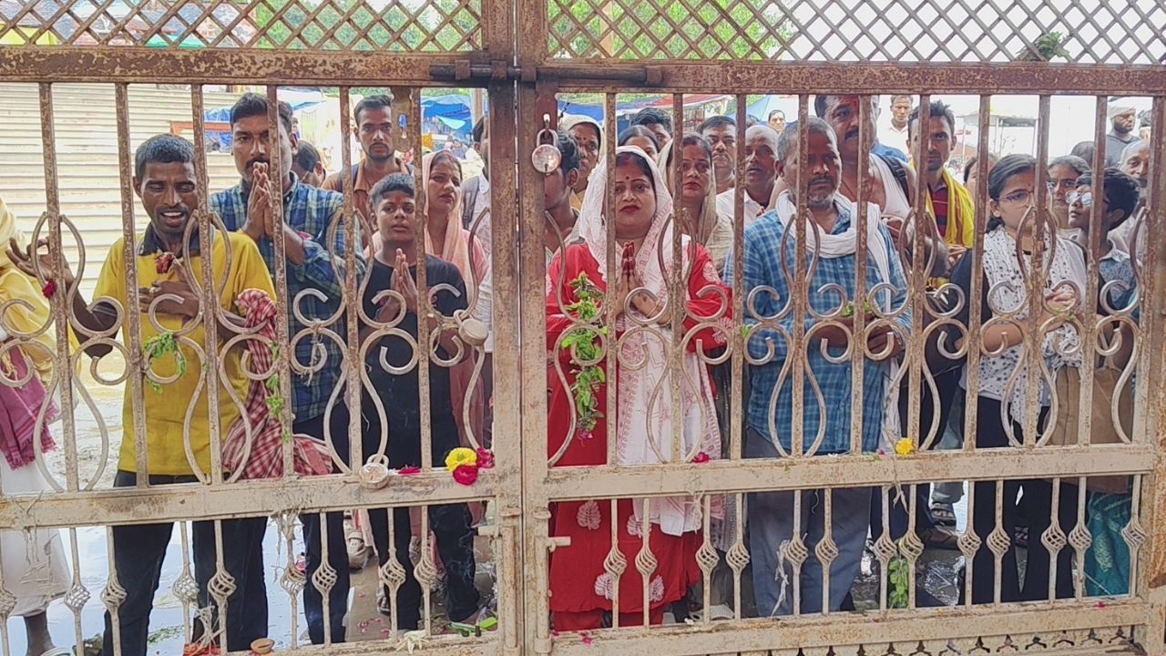 दर्शन करते श्रद्धालु