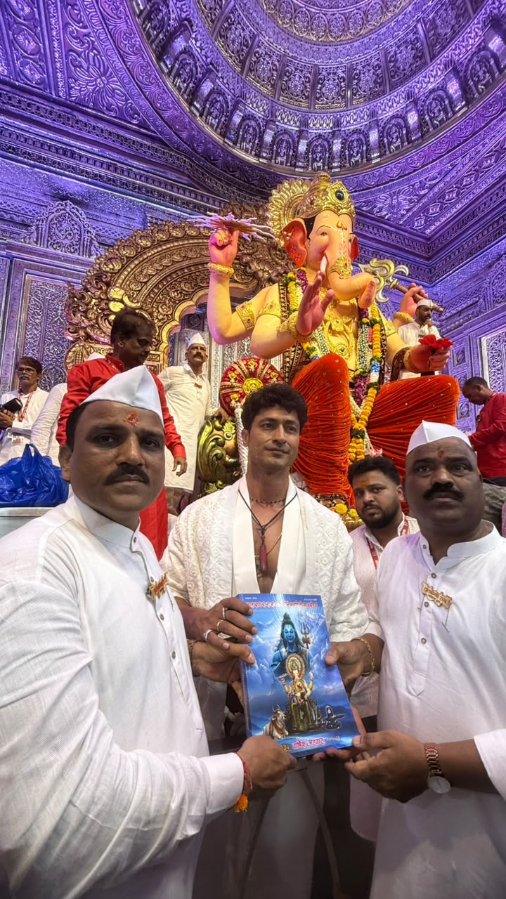 विद्युत जामवाल दिखे बप्पा के पंडाल में