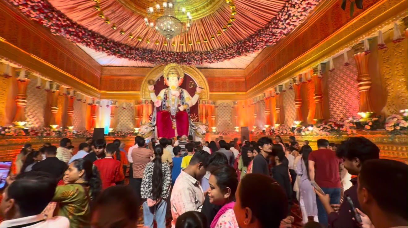 ट्रेन थीम के आगे भगवान गणेश के दर्शन