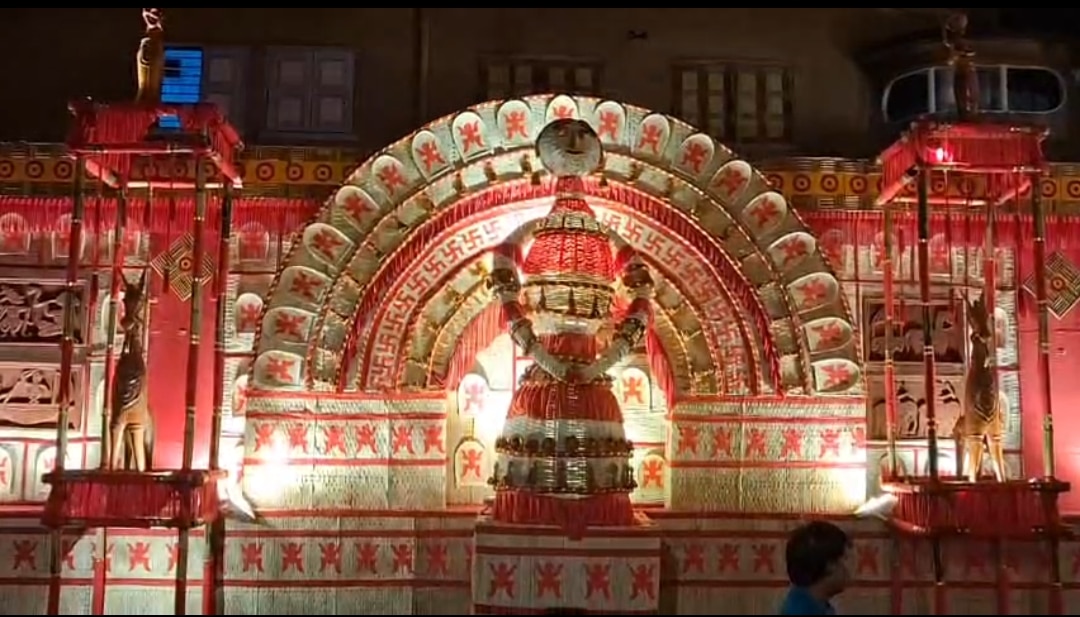 पारंपरिक अंदाज में मां दुर्गा की प्रतिमा
