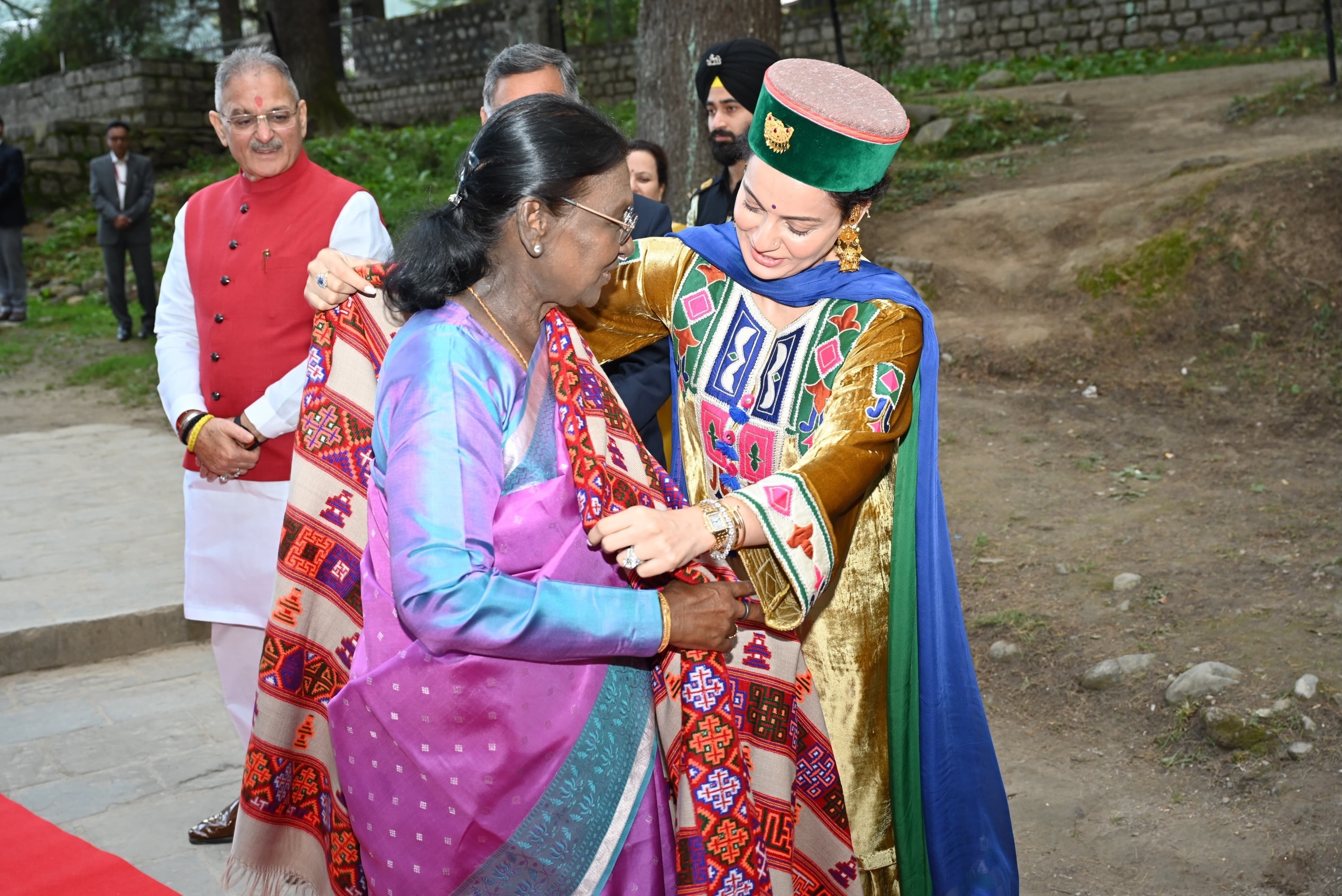 बहांग हेलीपैड पर किया राष्ट्रपति का स्वागत