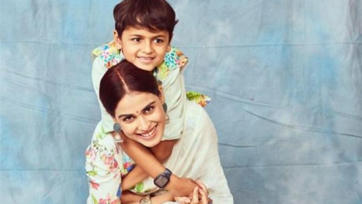 जेनेलिया ने बेटे संग शेयर की तस्वीर जेनेलिया ने बेटे संग शेयर की तस्वीर