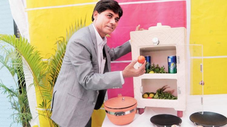 पिता नहीं चाहते थे बेटा भी बने कुम्हार, पर बेटे ने बनाए मिट्टी के ऐसे  प्रोडक्ट्स कि अब कमाई है करोड़ों में - gujarat mansukhbhai prajapati  innovator businessman making ...