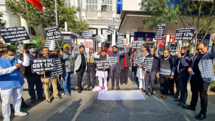 प्रदर्शन करते व्यापारी 