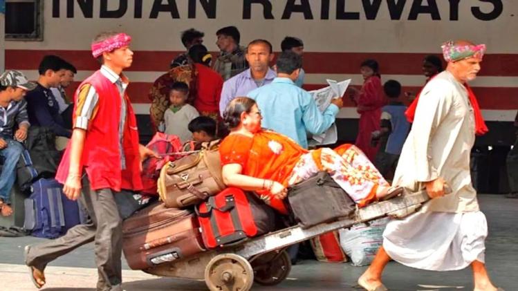 Train Luggage Rules ट्रेन से सफर कर रहे हैं तो जानिए कितने किलो तक ले