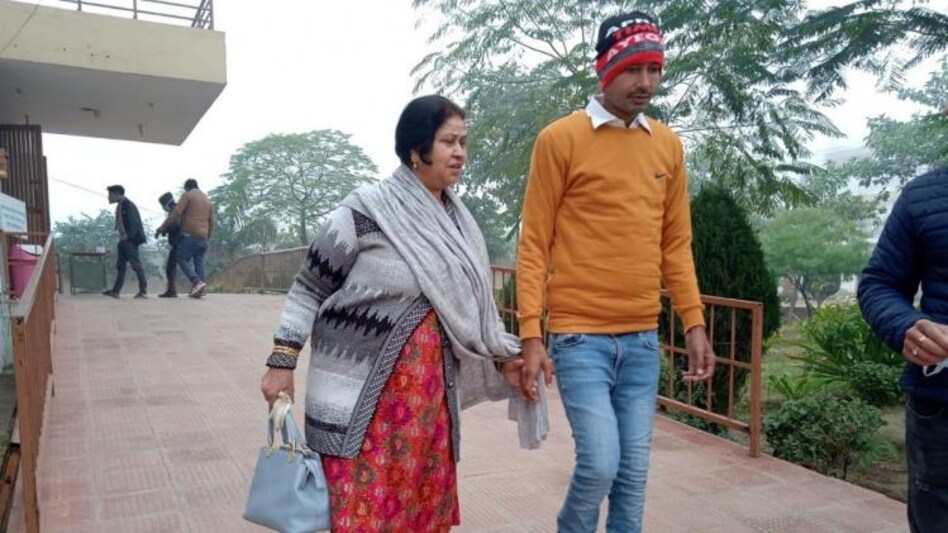 मां को 10 साल बाद मिला बेटा मां को 10 साल बाद मिला बेटा