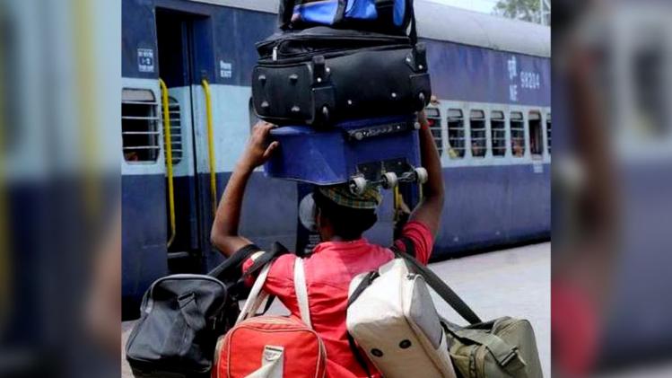 Indian Railways Luggage Limit ट्रेन में ज्यादा सामान ले जा रहे हैं