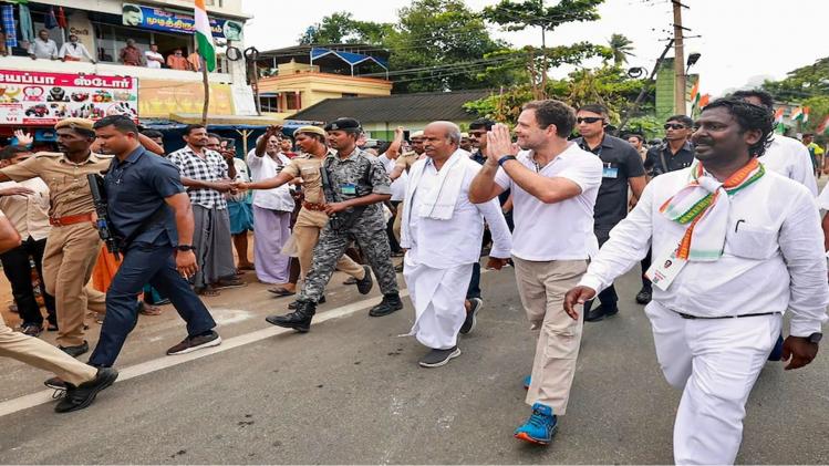 भारत जोड़ो यात्रा में राहुल गांधी ने पहने हैं एसिक्स ब्रांड के जूते