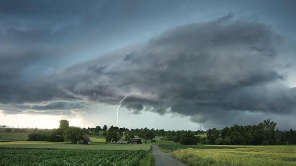 Cyclone Sitrang: 100 किमी की रफ्तार से बढ़ रहा तूफान, मौसम विभाग ने इन राज्यों के लिए जारी किया अलर्ट - Cyclone Sitrang The storm is growing at a speed of 100