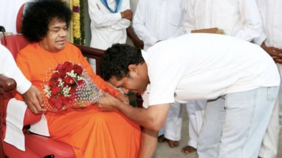 Sachin with Satya Sai ( Credit-newstracklive.com) Sachin with Satya Sai ( Credit-newstracklive.com)