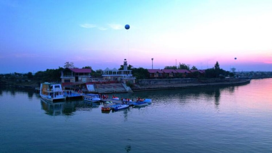 डूब से उभरे टापुओं पर पर्यटन की उम्मीदें अंकुरित, पर्यटकों के आकर्षण का केंद्र बना हनुवंतिया - Hanumantiya Tapu Khandwa Madhya Pradesh tourism - GNT