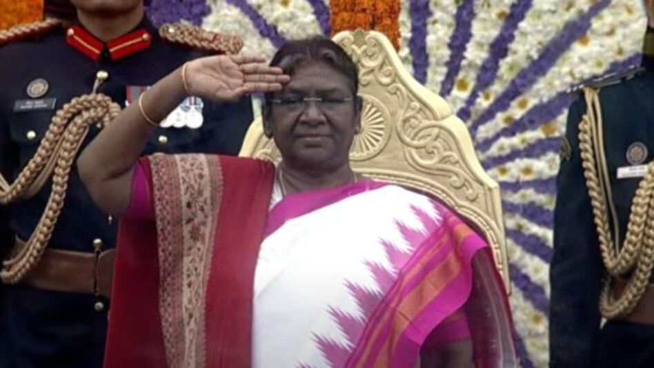 राष्ट्रपति द्रौपदी मुर्मू ने ली परेड की सलामी राष्ट्रपति द्रौपदी मुर्मू ने ली परेड की सलामी