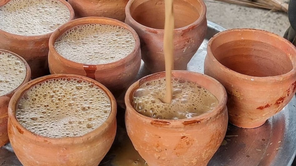 यह स्टार्टअप बना कुम्हारों के लिए आशा की किरण, कुल्हड़ में चाय सर्व करके दे रहे 500 परिवारों को रोजगार - chai sutta bar serving tea in kulhad helping potter families in