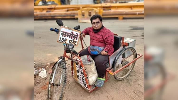 सड़कों पर समोसा बेच रहा ये दिव्यांग