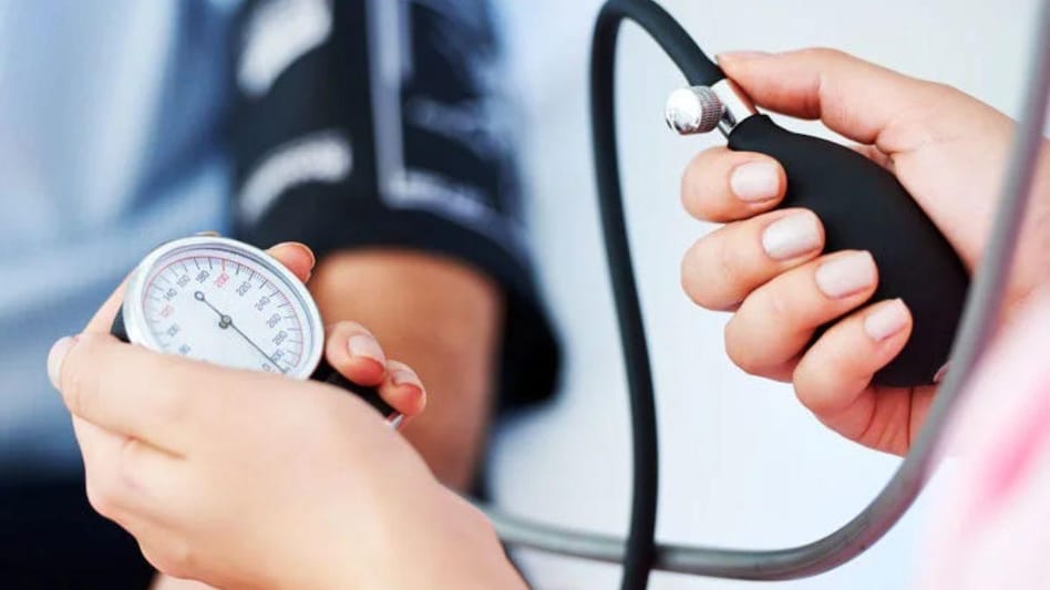 World Hypertension Day: हर 4 में से 1 युवा हाइपरटेंशन का शिकार, क्यों होती है BP की समस्या? क्या है रिस्क फेक्टर, जानिए इस 'साइलेंट किलर' बीमारी से बचाव के ...