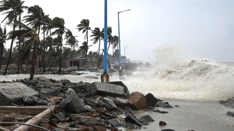 चक्रवाती तूफान 'बिपरजॉय' का खतरा बढ़ा, आज दिखा सकता है रौद्र रूप-The danger of cyclonic storm 'Biparjoy' increased, may show fierce form today