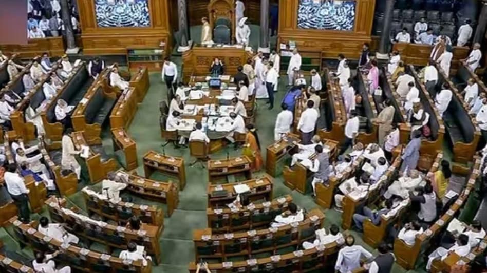 लोकसभा में पेश हुआ दिल्ली सेवा बिल, जानें पारित हो जाने के बाद क्या होगा बदलाव लोकसभा में पेश हुआ दिल्ली सेवा बिल, जानें पारित हो जाने के बाद क्या होगा बदलाव