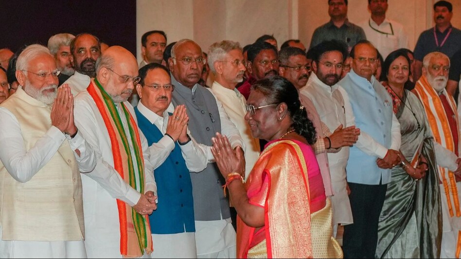 Image: https://akm-img-a-in.tosshub.com/lingo/gnt/images/story/202403/6607e0f4b5b10-bharat-ratna-award-ceremony-photo-pti-305250587-16x9.jpg?size=948:533 Bharat Ratna 2024 - Lal Krishna Advani Draupadi Murmu