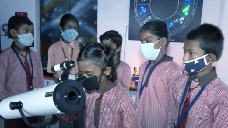 बच्चे सुलझाते हैं अंतरिक्ष की अबूझ पहेलियां.
