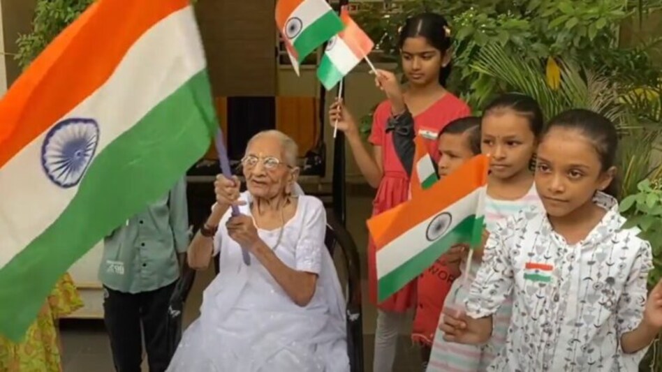 PM મોદીના માતા હીરાબા ‘હર ઘર તિરંગા’ અભિયાનમાં જોડાયા, ઘરમાં કરી ખાસ ઉજવણી gujarattak