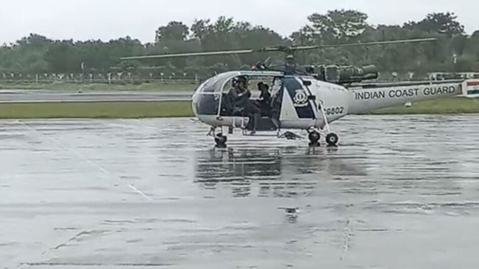 VIDEO: કોસ્ટગાર્ડ દ્વારા દિલધડક રેસક્યું ઓપરેશન, મધદરિયે ડુબતી બોટમાંથી 13 લોકોને બચાવી લેવાયા gujarattak