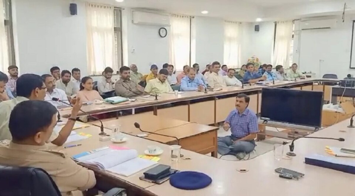 કોંગી MLA કેમ ચાલુ બેઠકે ધરણા પર ઉતર્યા? અન્નજળનો ત્યાગ કરતા પોલીસ ટીંગાટોળી કરીને ઉપાડી ગઈ gujarattak