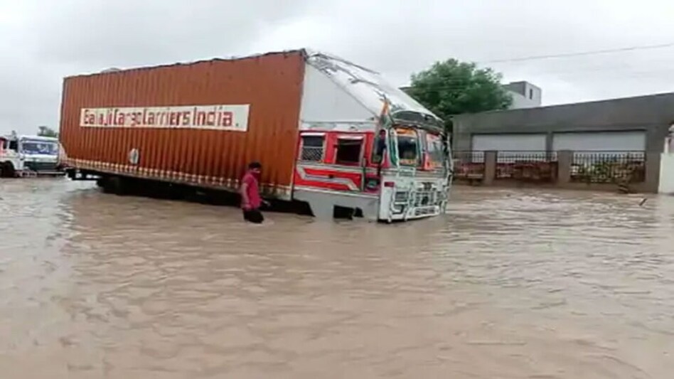 બનાસકાંઠામાં તારાજીના દ્રશ્યો, પાલનપુર આબુ હાઇવે બંધ કિલોમીટર લાંબો ટ્રાફિક જામ gujarattak