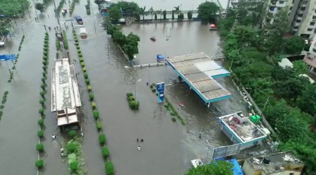 સુરતમાં ખાડી પૂર બાદ રસ્તાઓ પર નદી વહેતી હોય તેવા દ્રશ્યો સર્જાયા, ઘરોમાં પાણી ઘુસ્યા gujarattak